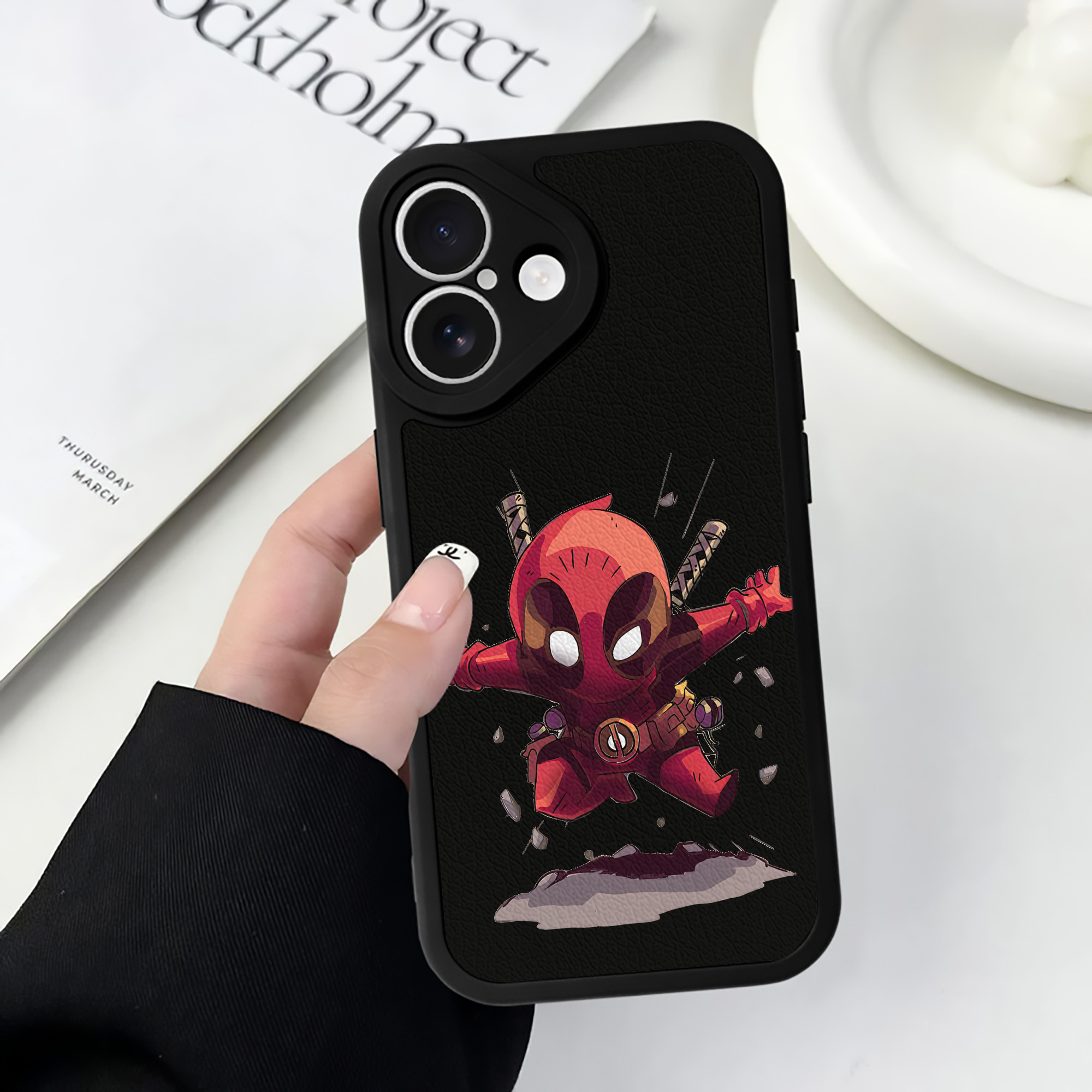 （画像用） Deadpool デッドプール 【iPhone 16シリーズ対応】シリコンスマホケース（レザー調） 材質：シリコン